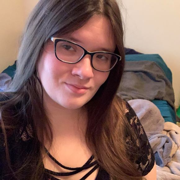 Profile Picture of Amanda Mocny (@amandalynnreads) on Poshmark