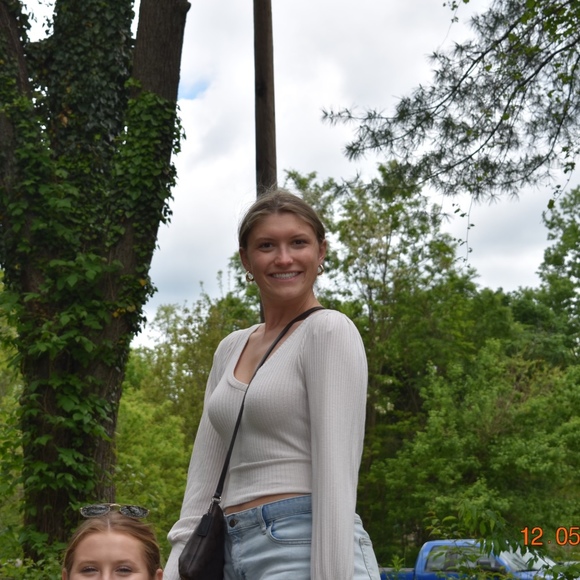 Profile Picture of Juliana Michniak (@julianamich108) on Poshmark