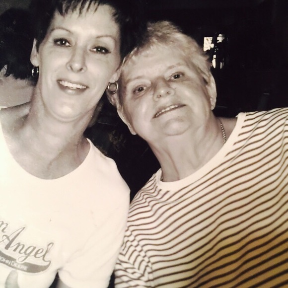 Profile Picture of Vickie Battistone (@vlb117) on Poshmark