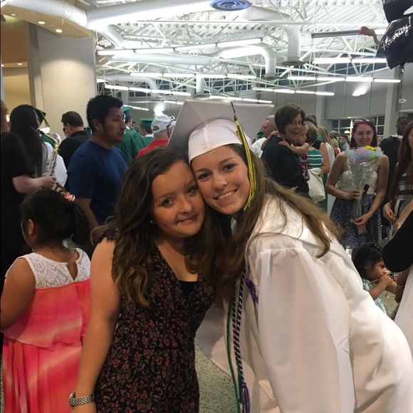 Profile Picture of Danielle Vanderlinden (@danivander_) on Poshmark