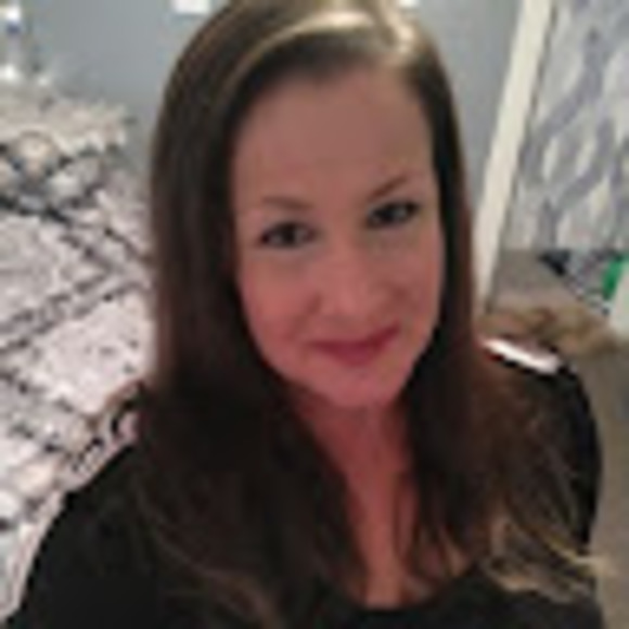 Profile Photo of Dawn Collins (@dawncdirect) on Poshmark