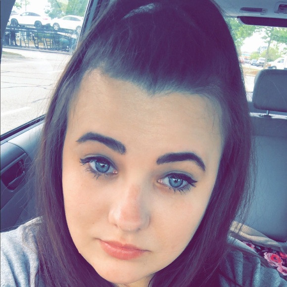 Profile Picture of Samantha Murawski (@smurawski17) on Poshmark