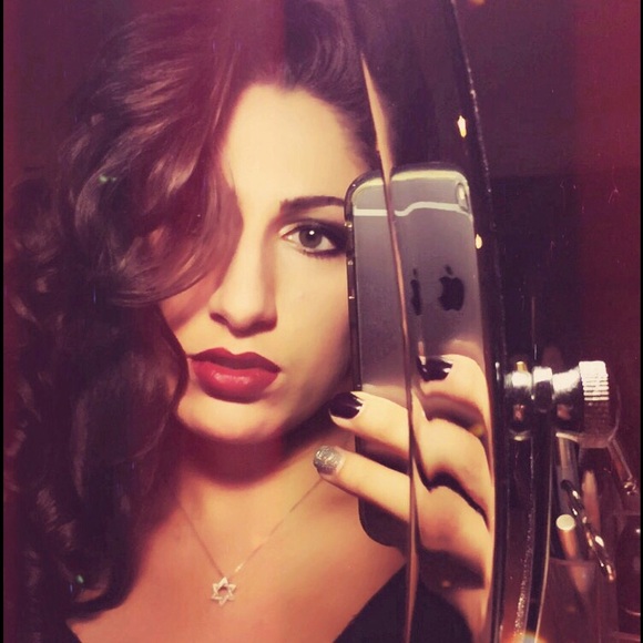 Profile Picture of Ariella Zakutinsky (@ariellaz813) on Poshmark