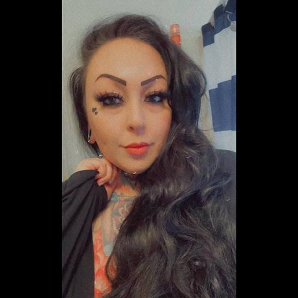 Profile Picture of Angela Tuttle (@tatbaby10) on Poshmark