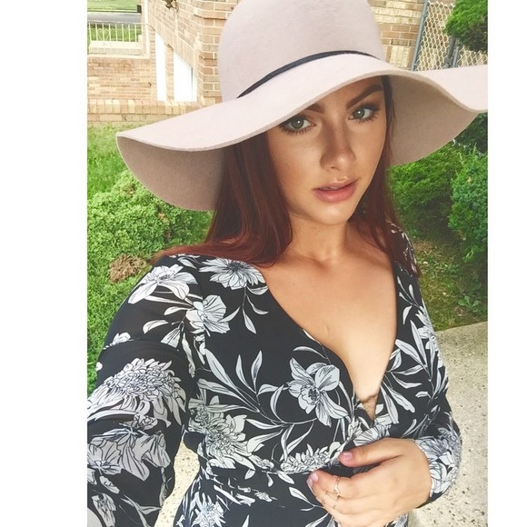 Profile Picture of Gabrielle Fasolo (@gablashes) on Poshmark