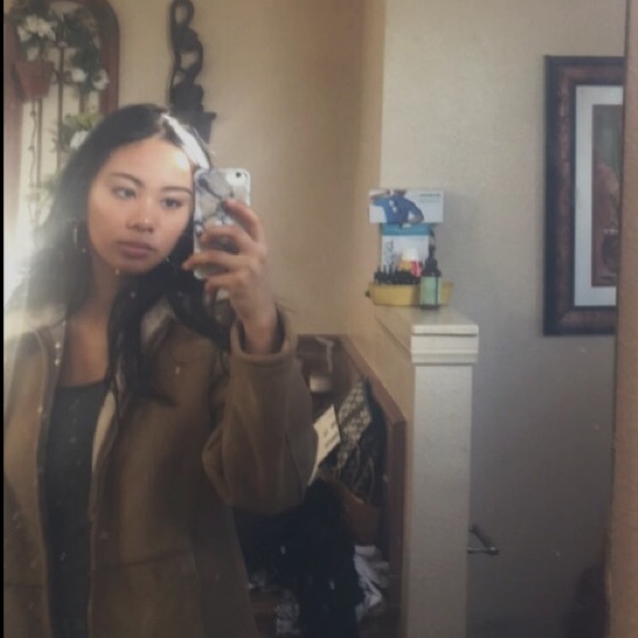 Profile Picture of Naomi Apolonio (@naomiapolonio) on Poshmark