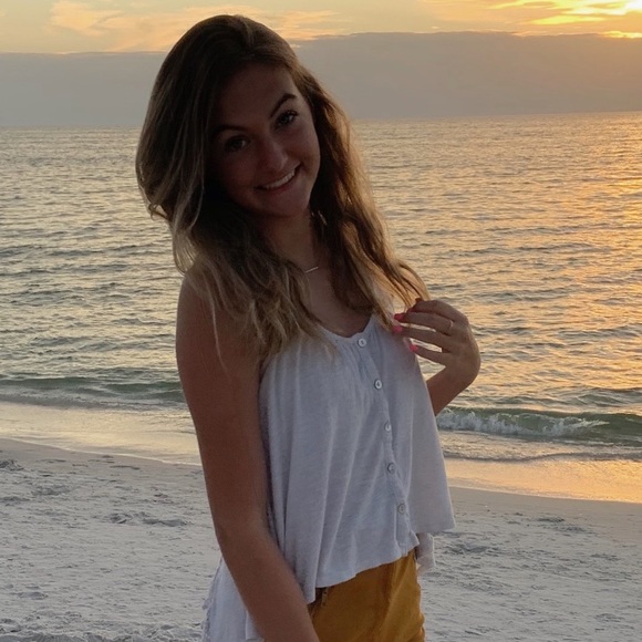 Profile Picture of Mia Makowski (@miamak05) on Poshmark