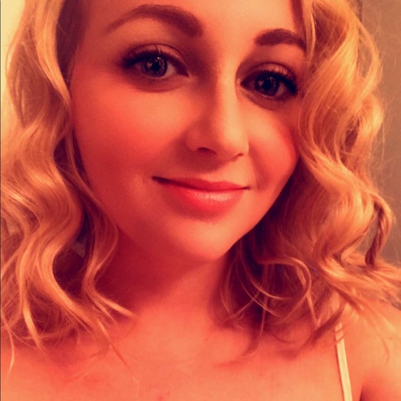 Profile Picture of Samantha Crompton (@samcrompton11) on Poshmark