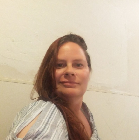 Profile Picture of Heather Heinzl (@heatherheinzl) on Poshmark