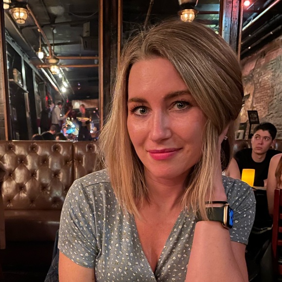 Profile Picture of April Hardecki (@aprilhardecki) on Poshmark