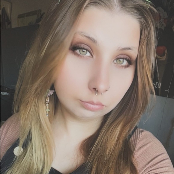 Profile Picture of Eva Phillips (@nicholephill518) on Poshmark