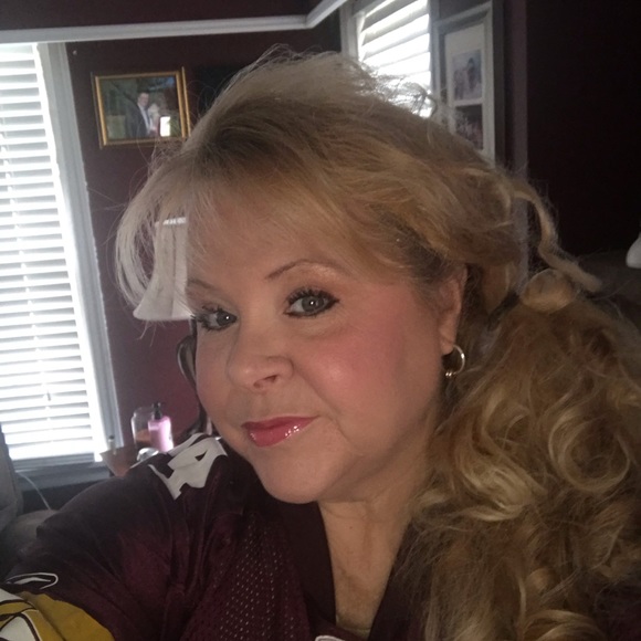 Profile Picture of Donna Evans (@devans21) on Poshmark