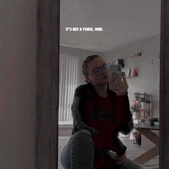 Profile Picture of Danielle Carnahan (@daniellecarn833) on Poshmark