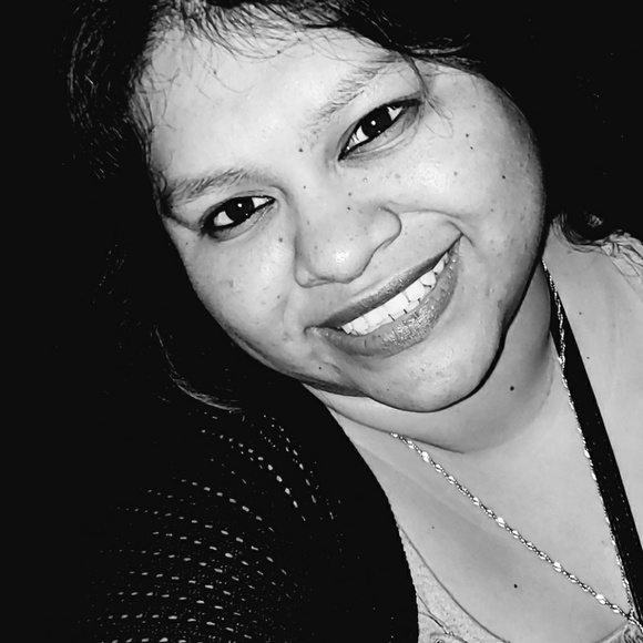 Profile Picture of Viviana Maximo (@maximo_vivi) on Poshmark