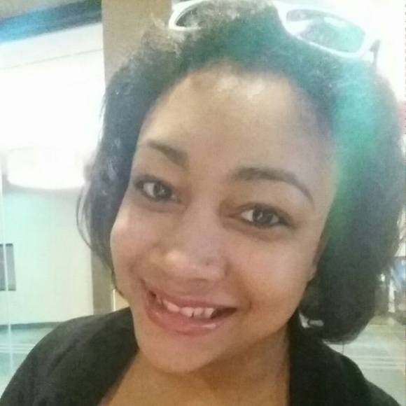 Profile Picture of Vonetta Jackson (@lildivab5) on Poshmark