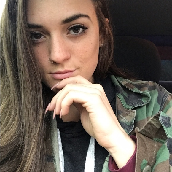 Profile Picture of Bethanie Stephens (@bstephens6) on Poshmark