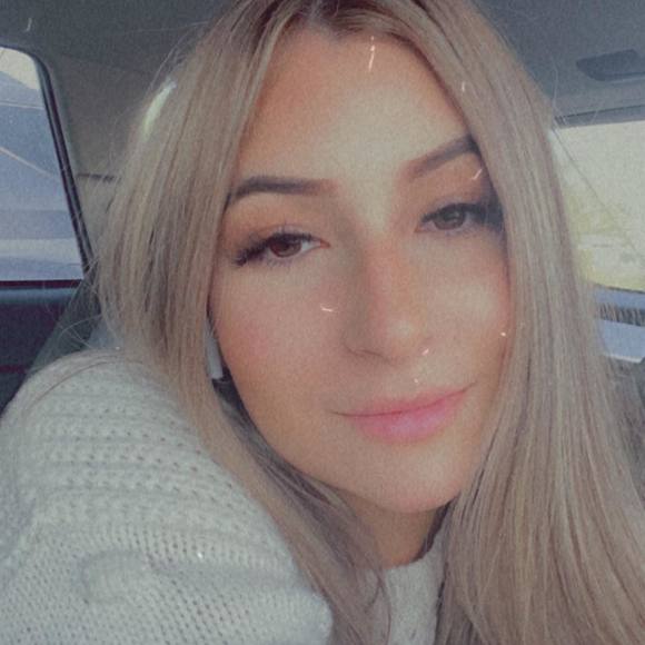 Profile Picture of Erinn Eidemiller (@erinn_13) on Poshmark