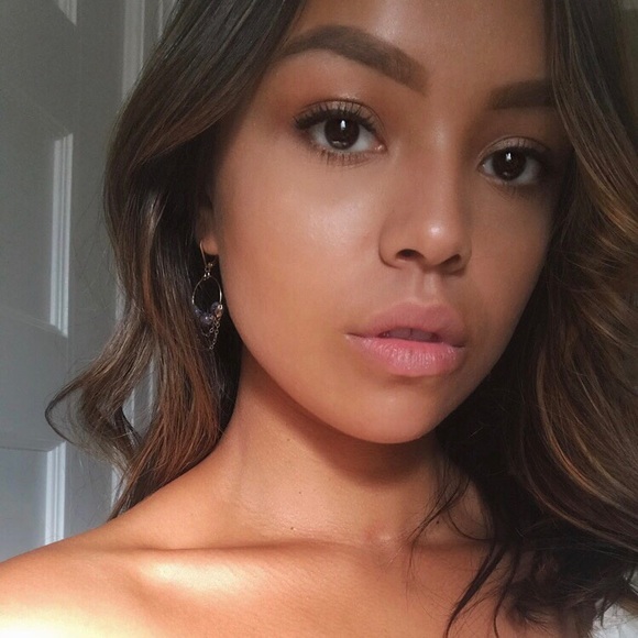 Amanda Borges - Poshmark Profile Picture of Amanda Borges (@comaluz208) on Poshmark