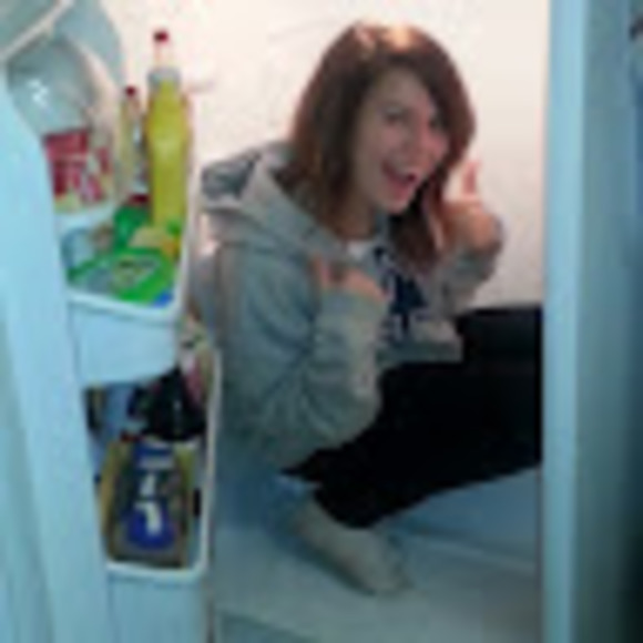 Profile Picture of Rosie Montroy (@rosie9526) on Poshmark