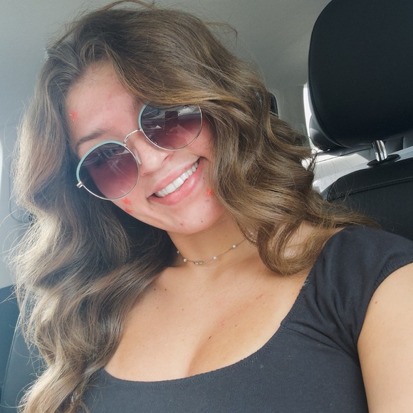 Profile Picture of Briana Graber (@bobby5375) on Poshmark