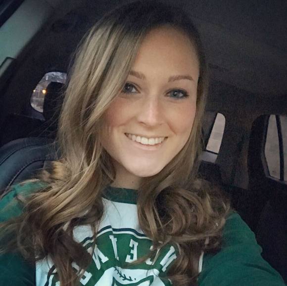 Profile Picture of Leah Thomas (@lthomas2027) on Poshmark