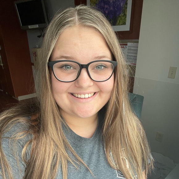 Profile Picture of Bailey Schwankhaus (@bayyschwankk) on Poshmark