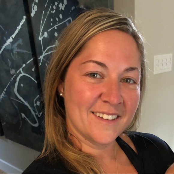 Profile Picture of Lindsay Batchelar (@step2160) on Poshmark