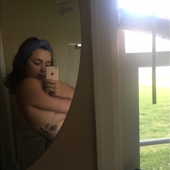 Sami Lindenbusch - Poshmark Profile Picture of Sami Lindenbusch (@slindenbusch) on Poshmark