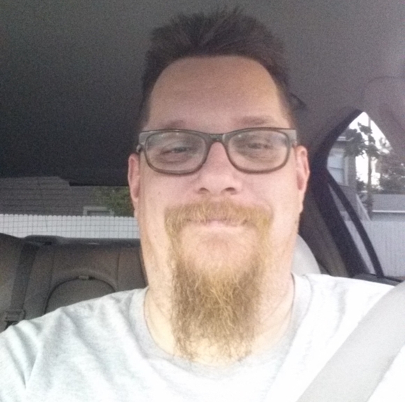 Profile Picture of Jonathan Sipowicz (@jonniered) on Poshmark