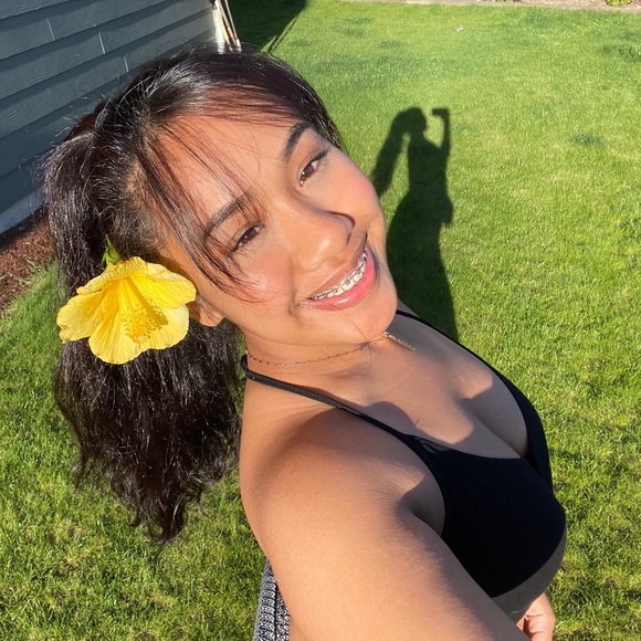 Profile Picture of Kaylen Sumait (@kaysumait) on Poshmark