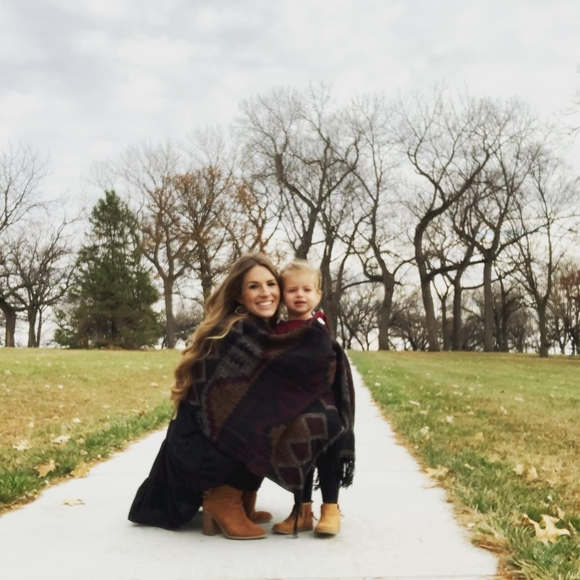 Profile Picture of Lauren Langhofer (@renlang) on Poshmark