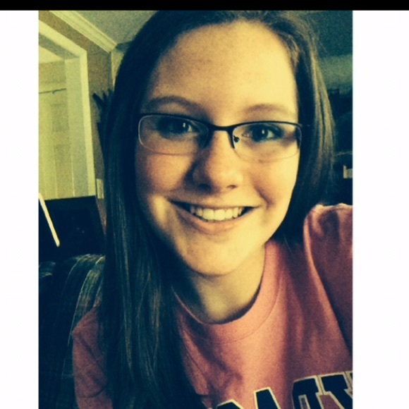 Profile Picture of Chelsea Renno (@chelsea304) on Poshmark