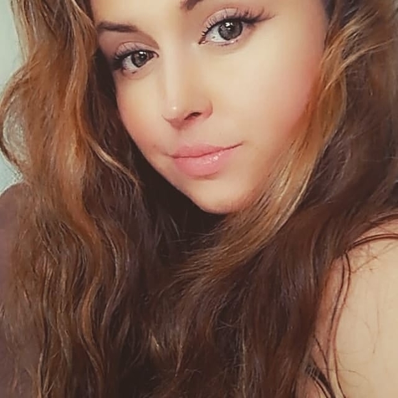 Profile Picture of Holly Pearl (@hollynpearl) on Poshmark