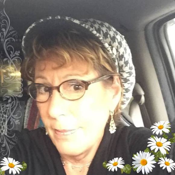 Profile Picture of Lisa Ballogg lundstrom (@lisaballogg) on Poshmark