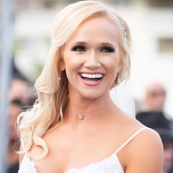 Profile Picture of Carly Ross (@c_ross1212) on Poshmark