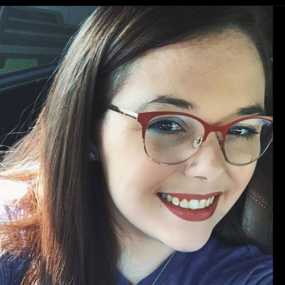Profile Picture of Stephanie Cubero (@stephiecubero) on Poshmark