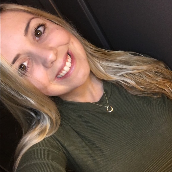 Profile Picture of Amanda Sims (@amandasims2012) on Poshmark