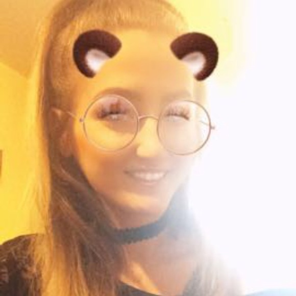 Profile Picture of Lindsay Wahler (@lindsaywahler) on Poshmark