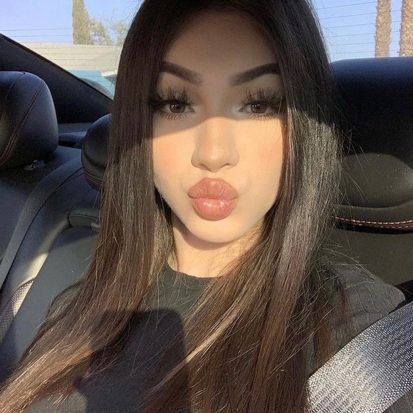 Profile Picture of Nina Colten (@royaaaaas) on Poshmark