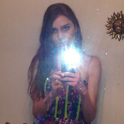 Profile Picture of Anna Dorfman (@annaevelyn17) on Twitter