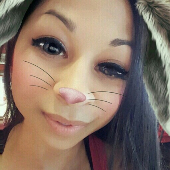 Profile Picture of Clarissa Barrozo (@clari_bee) on Poshmark