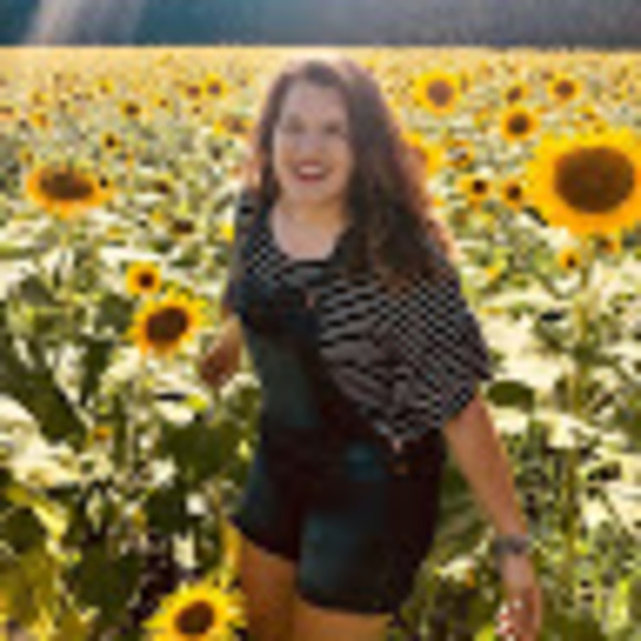 Profile Picture of Chelsi Davis (@chelsidavis) on Poshmark