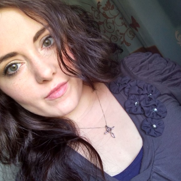 Profile Picture of Tiffany Phares (@atatphares) on Poshmark