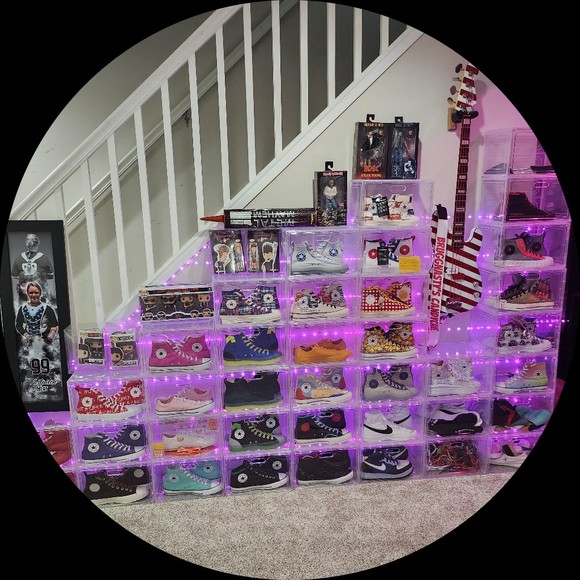 Profile Picture of Converse Kingdom (@blue2crash) on Poshmark