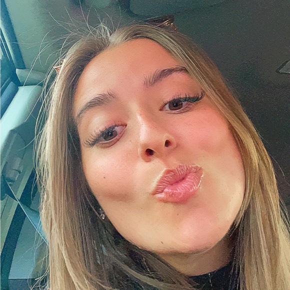 Profile Picture of Harley Stuebgen (@harleystuebgen) on Poshmark