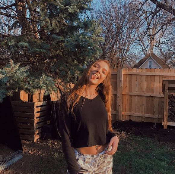 Profile Picture of Olivia Fossberg (@oliviafossberg) on Poshmark