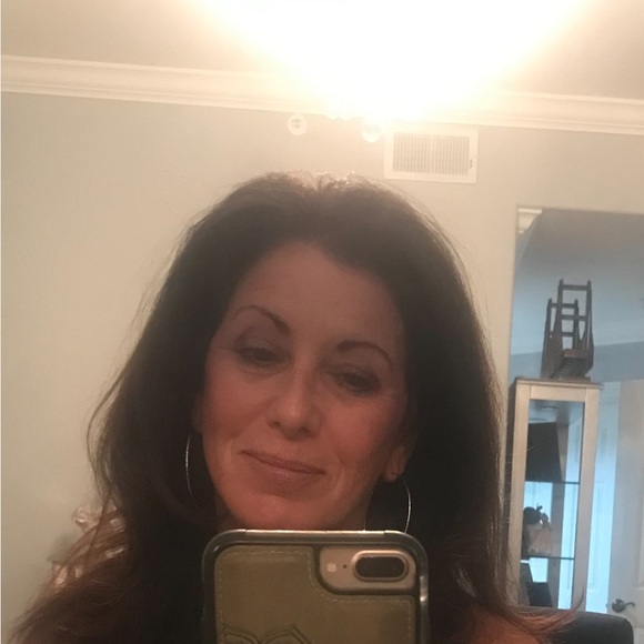 Profile Picture of Liz Leddy (@lizleddy) on Poshmark