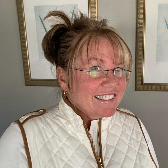 Profile Picture of Karen Hoblitzelle (@hobey65) on Poshmark