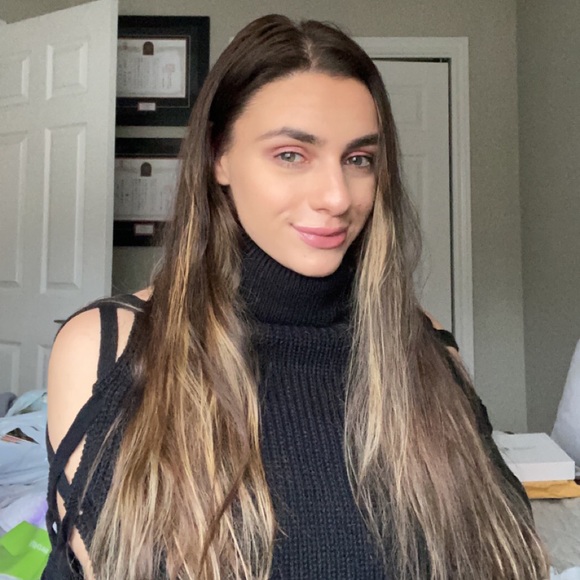 Profile Picture of Chloe Nicholson (@chloenichols937) on Poshmark