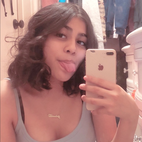 Profile Picture of Giselle Guzman (@giselle4oo) on Poshmark